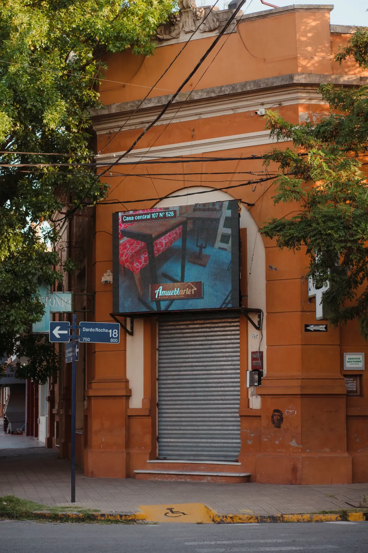Pantalla LED de vía pública con un aviso de un comercio local