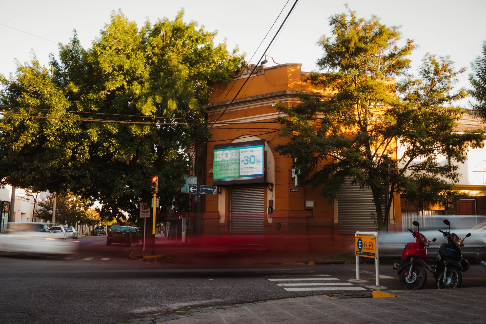 Pantalla LED de Sunset Publicidad en una esquina de Balcarce al atardecer